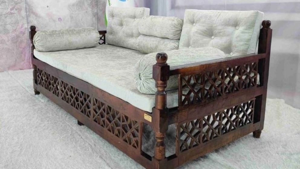مراقبت از تخت سنتی چوبی مراقبت از تخت سنتی چوبی